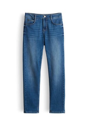 Gerade geschnittene mittelblaue Denim-Jeans mit vorderem Knopf, Reißverschluss und Fünf-Taschen-Design auf weißem Hintergrund.