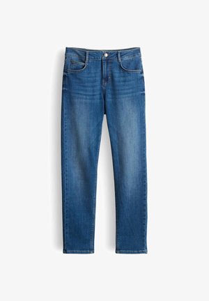 Jeans in denim blu medio a gamba dritta con chiusura frontale a bottone e cerniera, e cinque tasche su sfondo bianco.