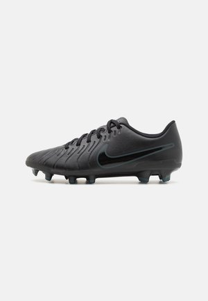 Bottes de football noires avec un dessus texturé, au design élégant, six crampons et un logo Nike incurvé en vert foncé.