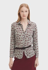 Camicia button-up a maniche lunghe con uno sfondo grigio chiaro e stampa animale color marrone bordeaux. Presenta un colletto classico e una cintura in vita per la regolazione.