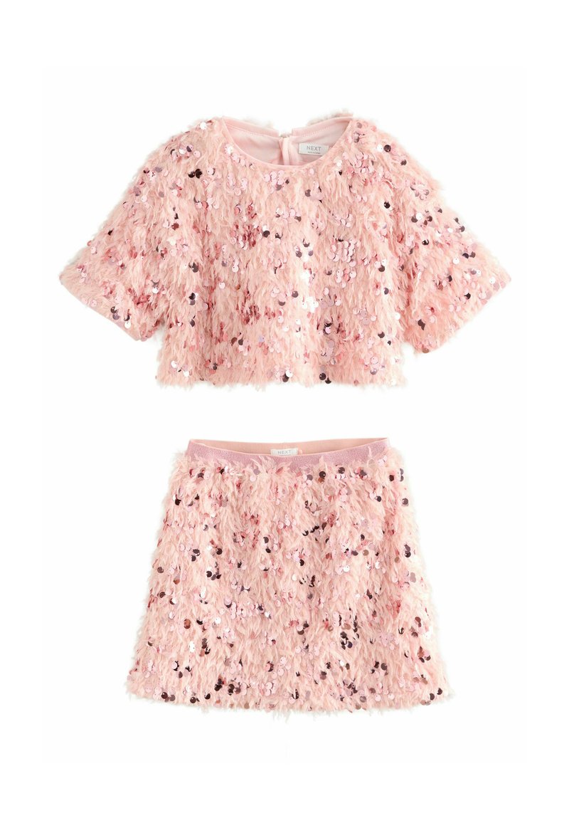 Helles Pink, besetztes Crop-Top mit kurzen Ärmeln über einem passenden Rock. Beide verfügen über ein strukturiertes, flauschiges Design und einen elastischen Bund.