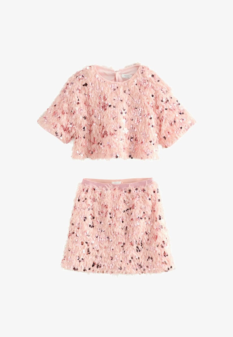 Helles Pink, besetztes Crop-Top mit kurzen Ärmeln über einem passenden Rock. Beide verfügen über ein strukturiertes, flauschiges Design und einen elastischen Bund.