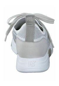 Sneaker grigio chiaro con tomaia in rete e dettagli in pelle, dotato di suola piatta, punta rotonda e sistema di allacciatura piatta con linguetta sul tallone.