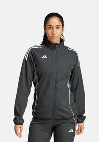 Schwarze Sportjacke mit weißen Akzenten und Streifen, mit Reißverschluss, Stehkragen und leichtem, strukturiertem Stoff.