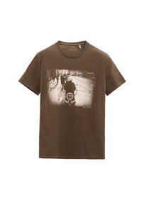 Camiseta de algodón marrón con un estampado vintage en blanco y negro de una escena de calle con un scooter, cuello redondo y mangas cortas.