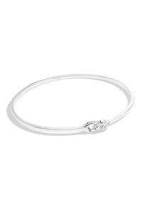Silbernes Armreif-Armband mit einem glatten, abgerundeten Design und einem Verschluss, der an verlinkte Ketten erinnert, akzentuiert mit kleinen klaren Strasssteinen.