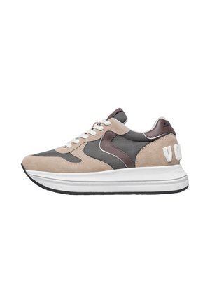 Sneakers con una toma superiore in suede beige, accenti in pelle grigio scuro, lacci bianchi, suola intermedia bianca spessa e un marchio ben visibile sul tallone.