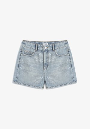 Shorts en denim bleu clair avec une coupe décontractée. Comprend des strass décoratifs en motif de points à l'avant, cinq poches et une fermeture éclair.
