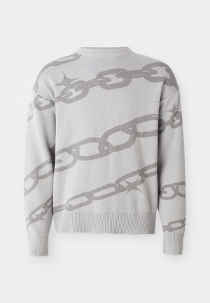Pull en tricot gris avec un motif de chaînes dans une teinte plus claire. Poignets et ourlet côtelés avec un col rond simple.