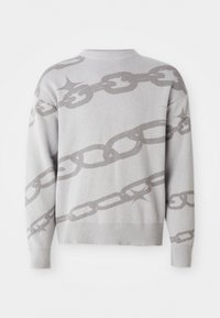 Lys grå crewneck sweater med et mørkere grå kædedesign på bagsiden og ærmerne, med ribstrikkede manchetter og kant.