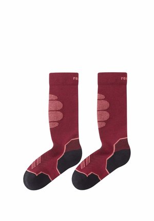 Ein Paar bordeauxrote und schwarze mittellange Socken mit rosa gepolsterten Bereichen an den Seiten und Sohlen, entworfen für Dämpfung und Unterstützung.