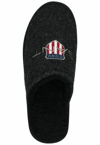 Zapatilla de lana negra con parte trasera abierta, que presenta una textura acogedora y un emblema a rayas rojas y blancas con acentos azules en la parte superior.