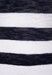 Pasiasty materiał z przemiennie występującymi granatowymi i białymi pasami, o miękkiej, dzianinowej fakturze i jednolitym wzorze.