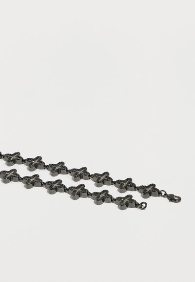 Fekete karkötő, virág alakú összekapcsolt díszítésekkel, texturált felülettel és kapcsos záródással. Végig sima és fényes anyagból.