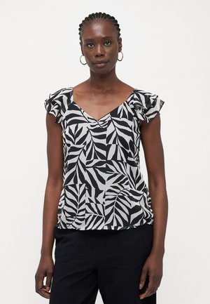 Svart-hvitt bluse med bladmønster og volangerm, V-hals design, og myk stoff, kombinert med mørke bukser.