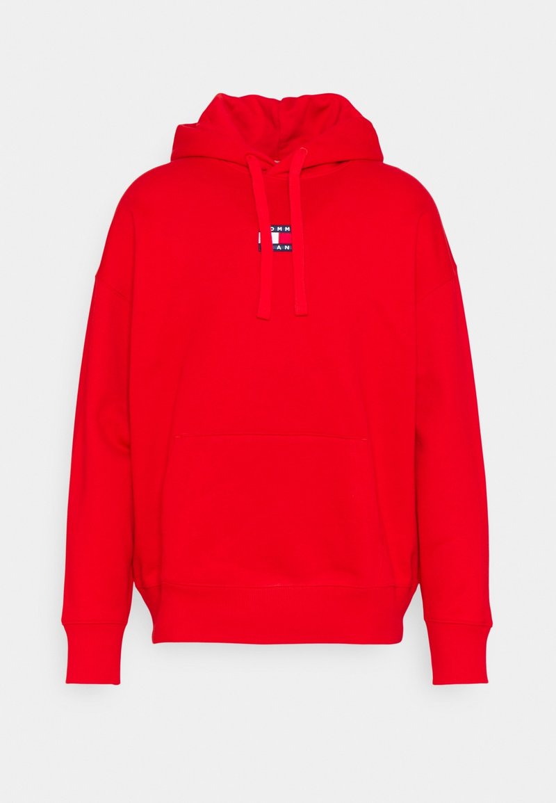 Sweat à capuche rouge avec poche avant et cordons, avec un petit logo rectangulaire blanc, marine et rouge au centre de la poitrine.