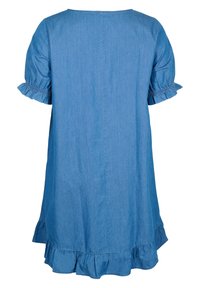 Vestido de mezclilla, azul claro, de corte holgado. Mangas cortas abullonadas con detalle de volantes, escote redondeado y dobladillo con volantes en la parte inferior.
