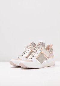 Höga sneakers med en kombination av vitt läder, ljusrosa och texturerad beige tyg. Har gyllene detaljer och en gummisula.