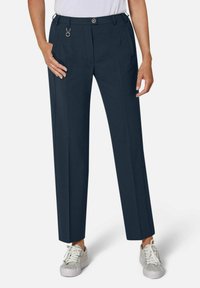Navy tailored trousers met een hoge taille, riemlussen en een metalen ringdetail aan de zijkant. Glad materiaal en een recht gesneden ontwerp.