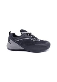 Chaussure de sport noire avec empeigne en mesh, semelle en caoutchouc et accents gris. Présente une finition texturée et un design classique à lacets. Construction légère.