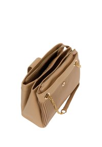 Beige håndtaske med quiltet tekstur, dobbelt rum, guldfarvet kædestroppе og lynlåslukninger. Glat syntetisk materiale.