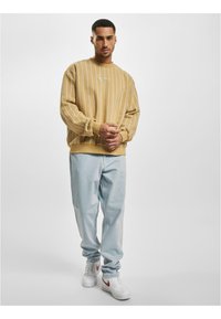 Karl Kani SMALL SIGNATURE PINSTRIPE CREW - Felpa - sand white