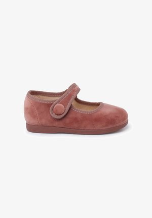 Samtigem Mary Jane Schuh in staubigem Rosa, mit einer abgerundeten Zehe, einem Klettverschluss mit einem kreisförmigen Akzent und einem weichen, texturierten Obermaterial.
