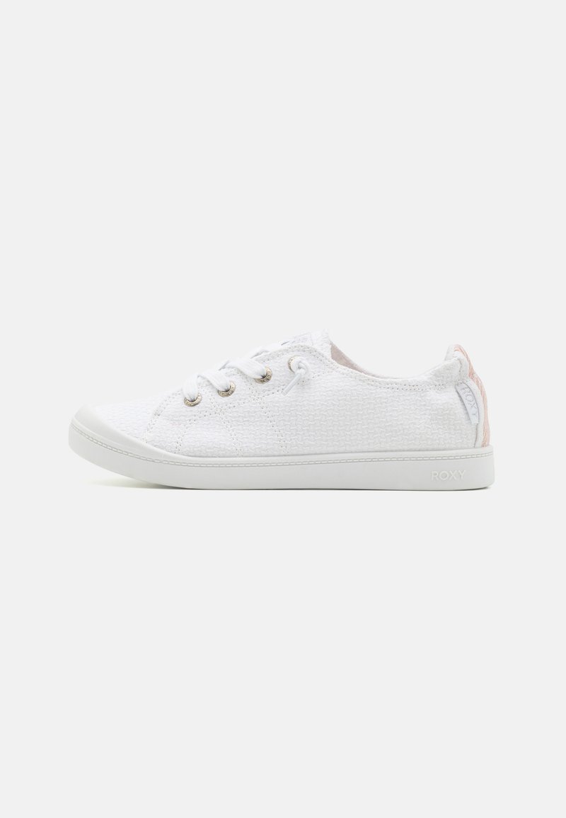 Hvite lerret sneakers med teksturert overflate, rund tå, snøredesign, metalløyer og lys rosa aksent ved hælen. Roxy-merke på siden.