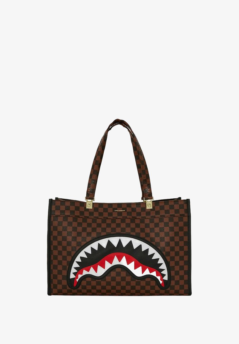 Bolso tote de cuadros marrones con un diseño de boca de tiburón negra que presenta dientes rojos y blancos. Los acentos de hardware dorado realzan la forma estructurada.