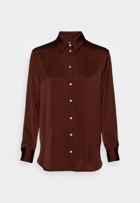Camicia lunga in satin marrone con colletto a punta e abbottonatura frontale con bottoni argentati, texture liscia e maniche con polsini.