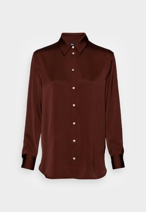 Camicia lunga in satin marrone con colletto a punta e abbottonatura frontale con bottoni argentati, texture liscia e maniche con polsini.