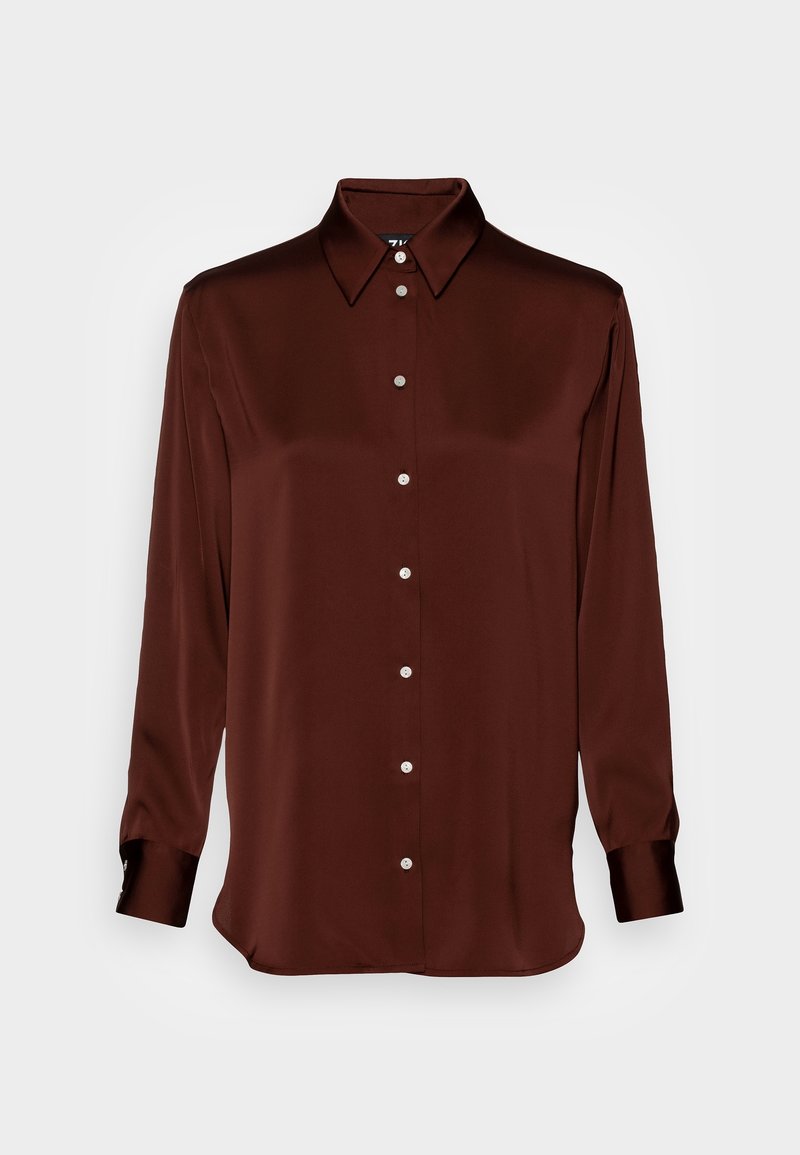Camicia lunga in satin marrone con colletto a punta e abbottonatura frontale con bottoni argentati, texture liscia e maniche con polsini.