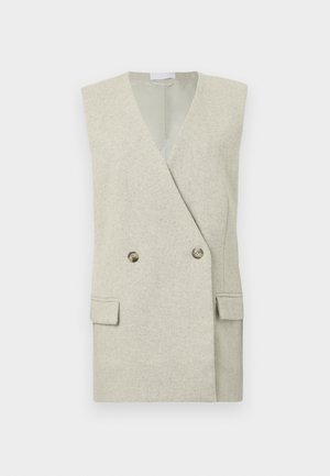 Gilet grigio chiaro senza maniche con rever a incavo, doppiopetto con bottoni, due tasche frontali e finitura testurizzata.