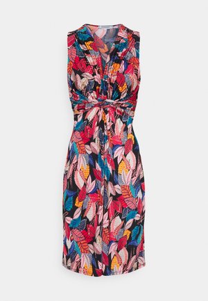 Robe sans manches longueur genou avec un motif de feuilles multicolores, encolure en V, et détail de taille froncée sur un fond noir.