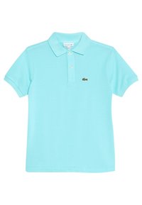 Jasnoniebieska koszulka polo Lacoste z krótkim rękawem, z dwoma guzikami z przodu i małym haftowanym zielonym logo krokodyla po lewej stronie klatki piersiowej.