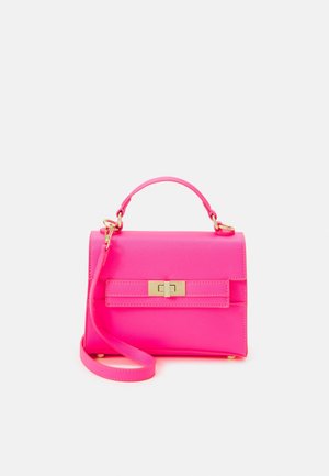 Jasnoróżowa torebka z górnym uchwytem, odpinanym paskiem na ramię, prostokątnym kształcie i złocistym zatrzaskiem obrotowym na przedniej klapie.