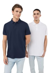 Wyświetlono dwie koszulki polo: jedna granatowa, druga biała. Obie mają krótkie rękawy, klasyczne kołnierzyki i listwy z guzikami.