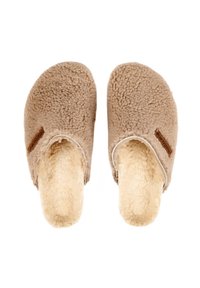 Chaussons beige avec un dessus en peluche texturé et une doublure douce et chaude. Design ouvert à l'arrière et un petit logo en cuir accentué sur un côté.