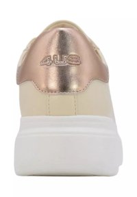 Vista posteriore di una sneaker beige con suola bianca spessa e linguetta del tallone in oro rosa metallico, impressa con il logo "4US".