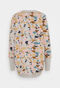 Sweatshirt multicolore avec un motif tacheté dans des tons de rose, bleu, marron et gris, avec un col rond et des manches longues.