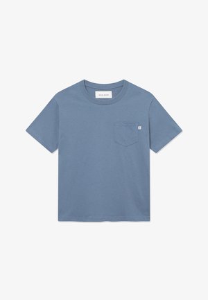 Blå bomulds T-shirt med korte ærmer, rund halsudskæring og en brystlomme med et lille mærke. Glat tekstur, normal pasform.