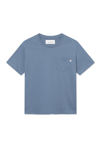 Blå bomulls T-shirt med kort ärm, rund halsringning och en bröstficka med en liten etikett. Slät textur, standard passform.