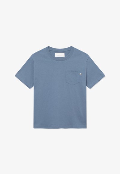 Μπλε βαμβακερό μπλουζάκι με κοντά μανίκια, στρογγυλή λαιμόκοψη και τσέπη στο στήθος με μια μικρή ετικέτα. Λείο υλικό, κανονική εφαρμογή.