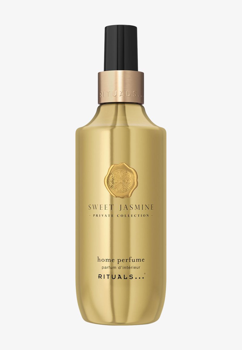 Bottiglia per profumo da casa color oro con forma arrotondata, texture opaca, un tappo nero e una fascia in bronzo con testo inciso.