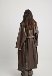 NA-KD OVERSIZE - Trenčkot - dark brown