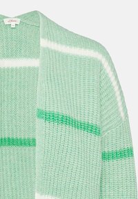 Hellgrüner Strickcardigan mit weißen und dunkelgrünen Horizontalstreifen, offenes Frontdesign und strukturiertem Stoff. Etikett sichtbar im Kragen.