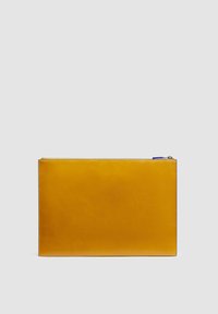 Clutch de cuero amarillo con textura suave. Cuenta con cierre de cremallera y un pequeño detalle azul cerca de la cremallera. Forma rectangular, diseño minimalista.