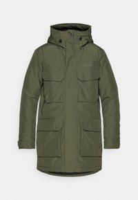 Grön, isolerad parka-jacka med huva. Fyra fickor med lock på framsidan, justerbara ärmmuddar och rak skärning.