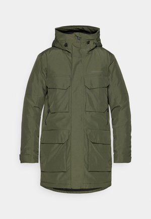 Parka verde isolata con cappuccio. Quattro tasche a toppa sul davanti, polsini regolabili e design a taglio dritto.