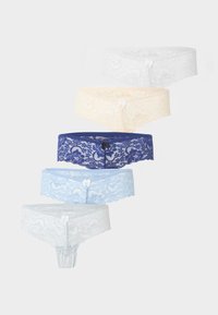 Πέντε δαντελωτά εσώρουχα σε άσπρο, μπεζ, σκούρο μπλε, ανοιχτό μπλε και γκρι, το καθένα με μικρή λεπτομέρεια φιόγκου στο κέντρο μπροστά.